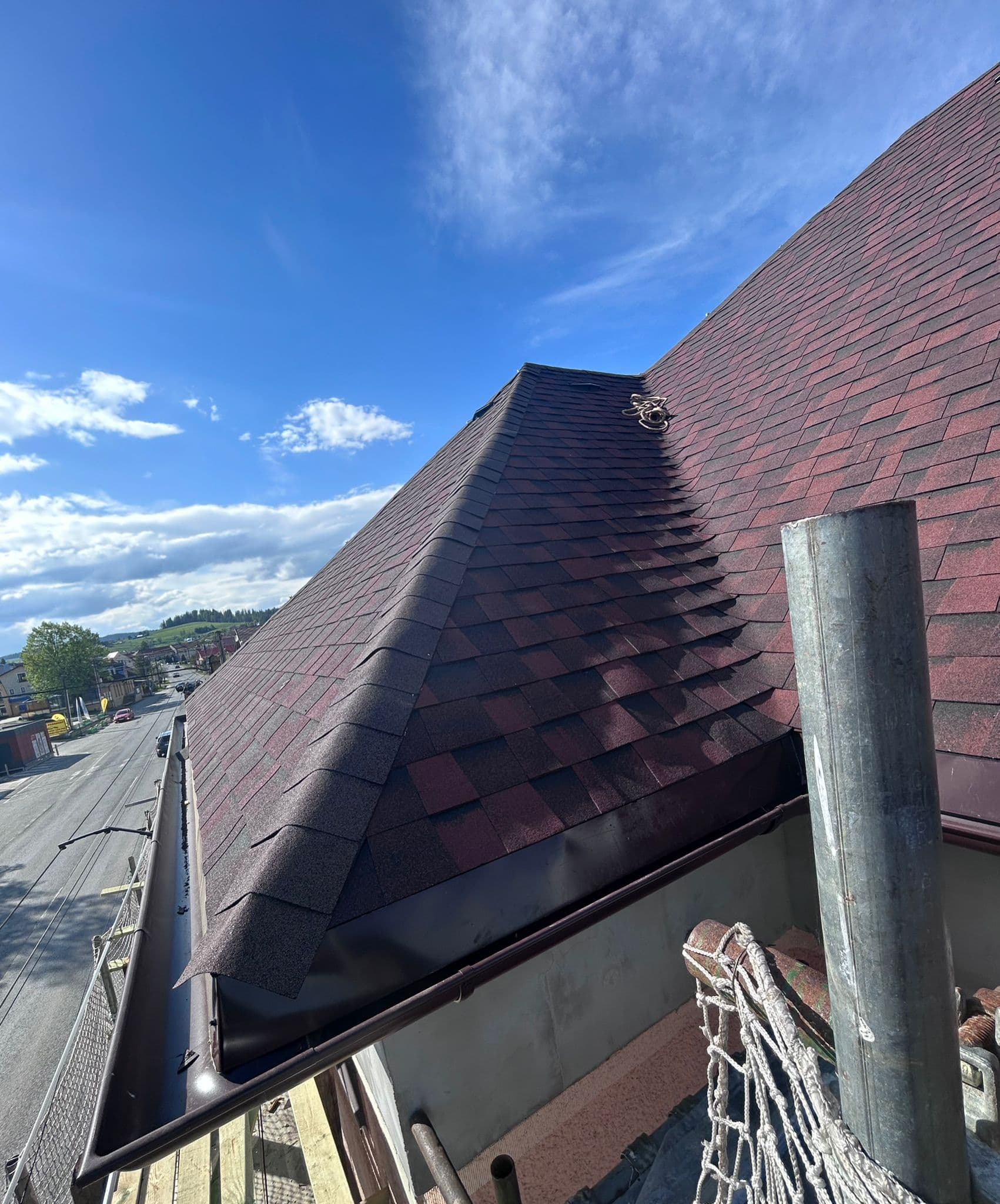 Dachdecker bei der Arbeit an einem Ziegeldach